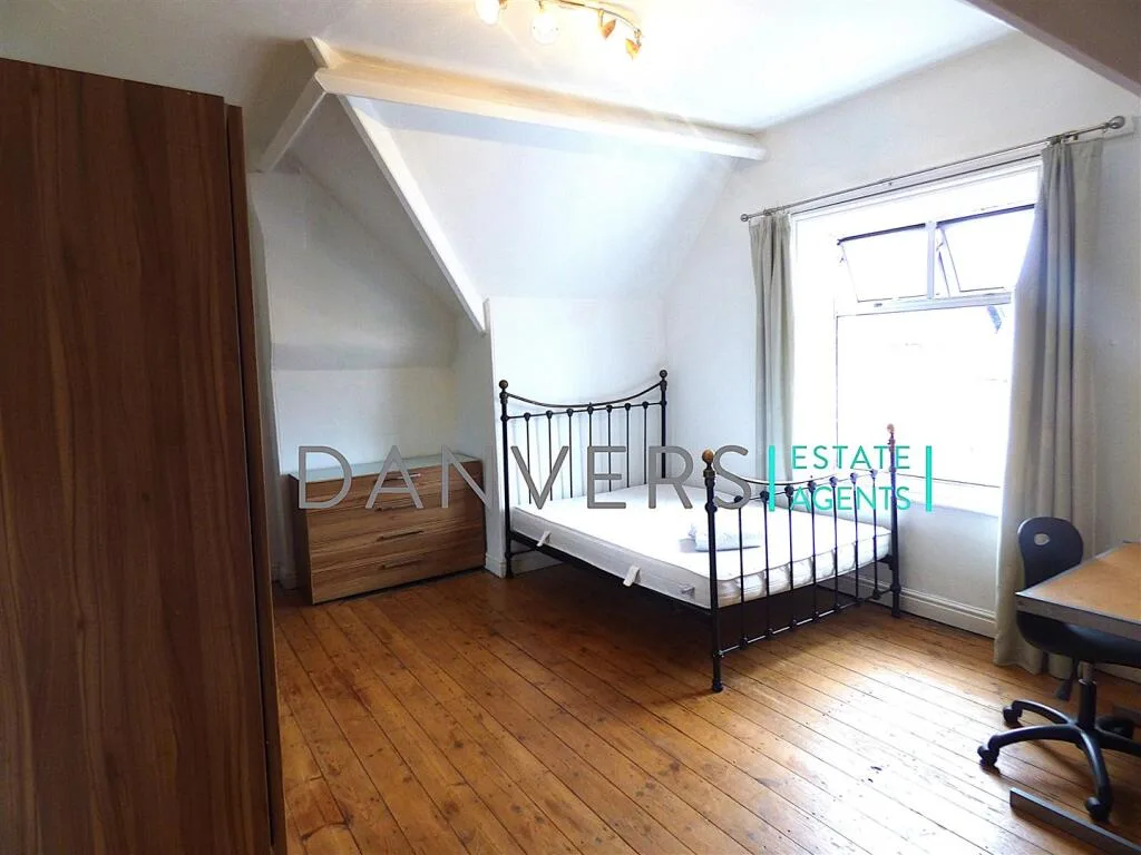 6 bedroom detached house for rent