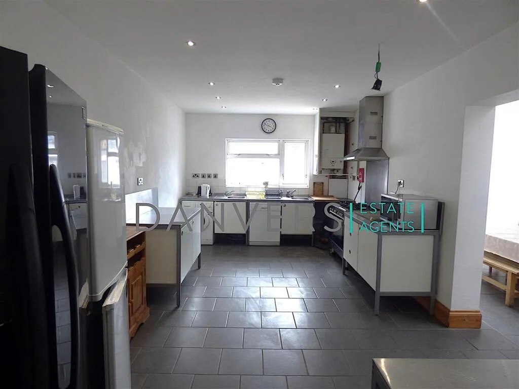 6 bedroom detached house for rent