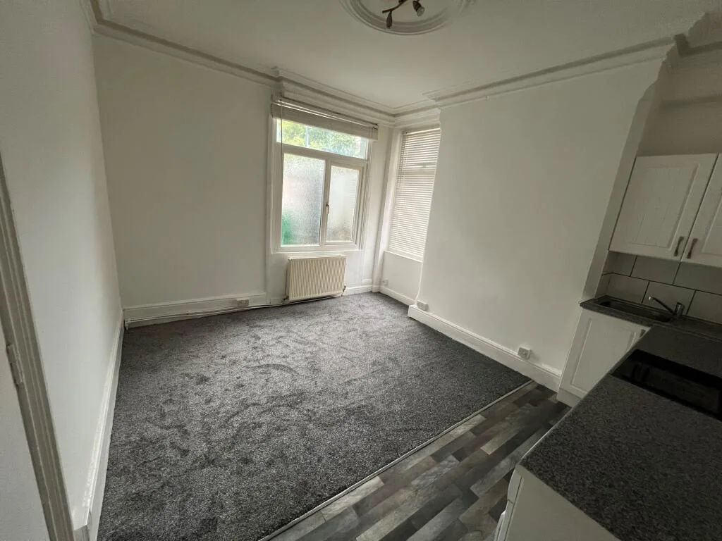 1 bedroom house share for rent