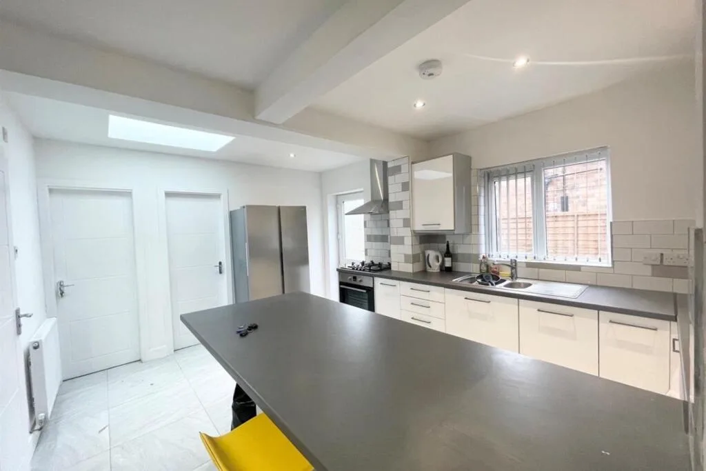 6 bedroom house for rent