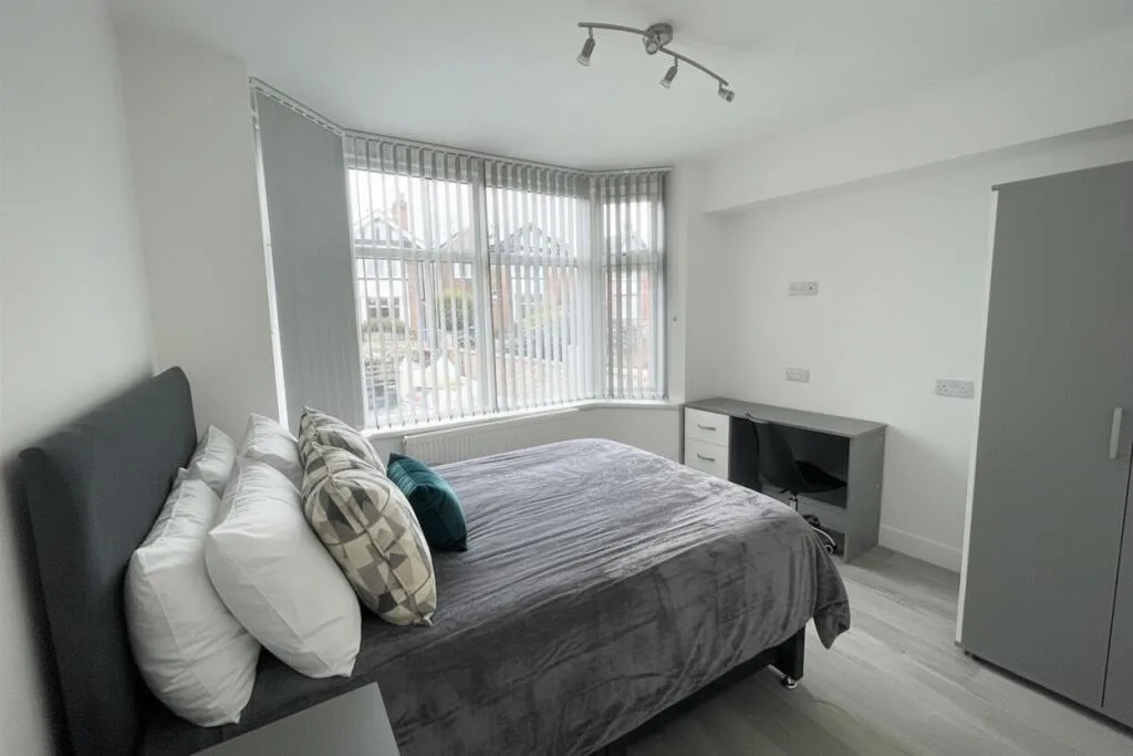 6 bedroom house for rent
