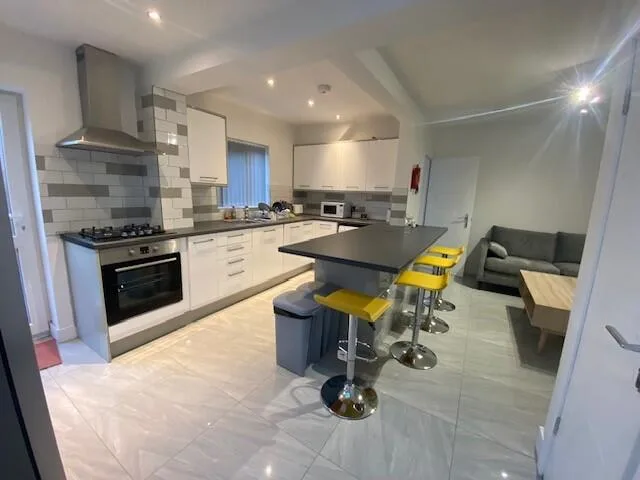 6 bedroom house for rent