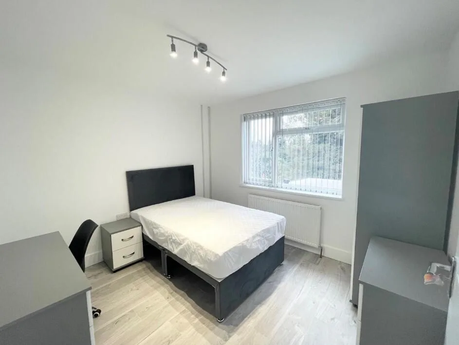 6 bedroom semi-detached house for rent