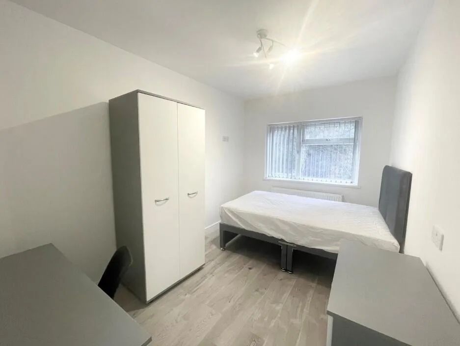 6 bedroom semi-detached house for rent