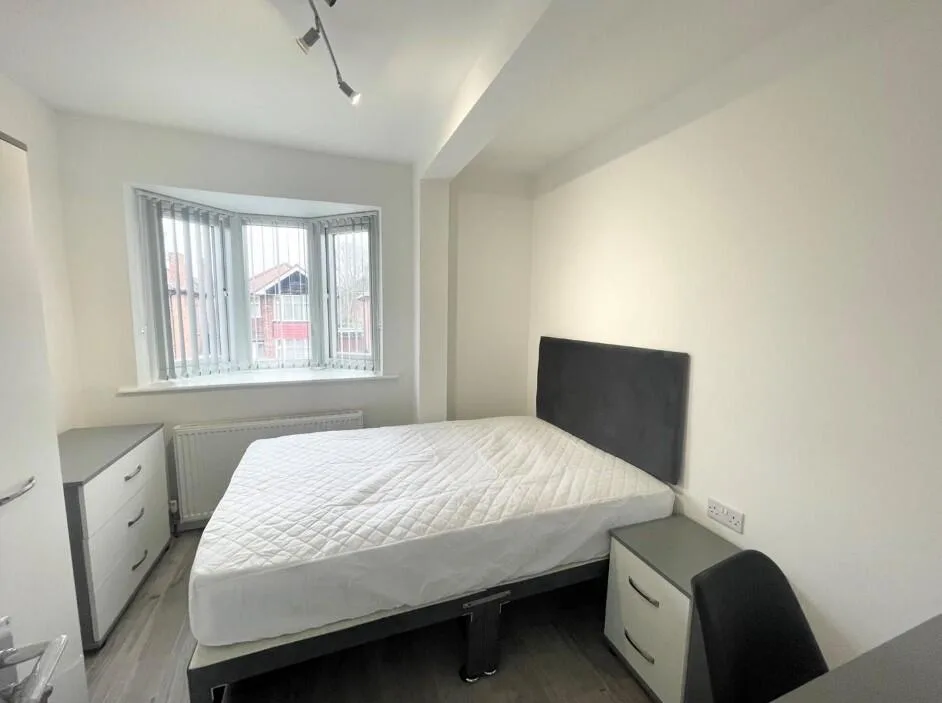 6 bedroom semi-detached house for rent