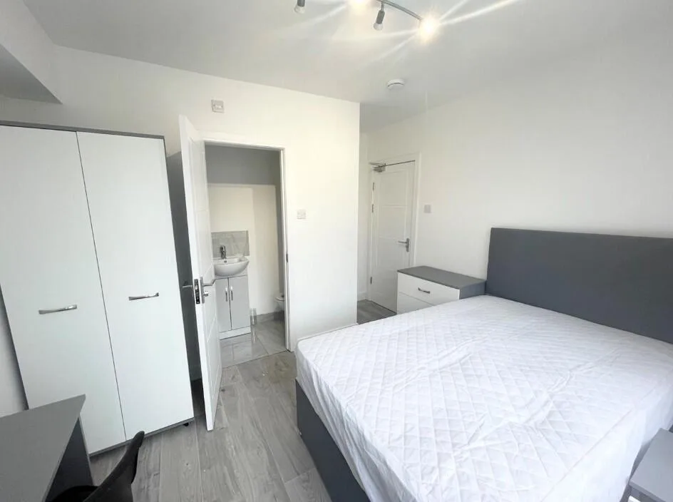 6 bedroom semi-detached house for rent