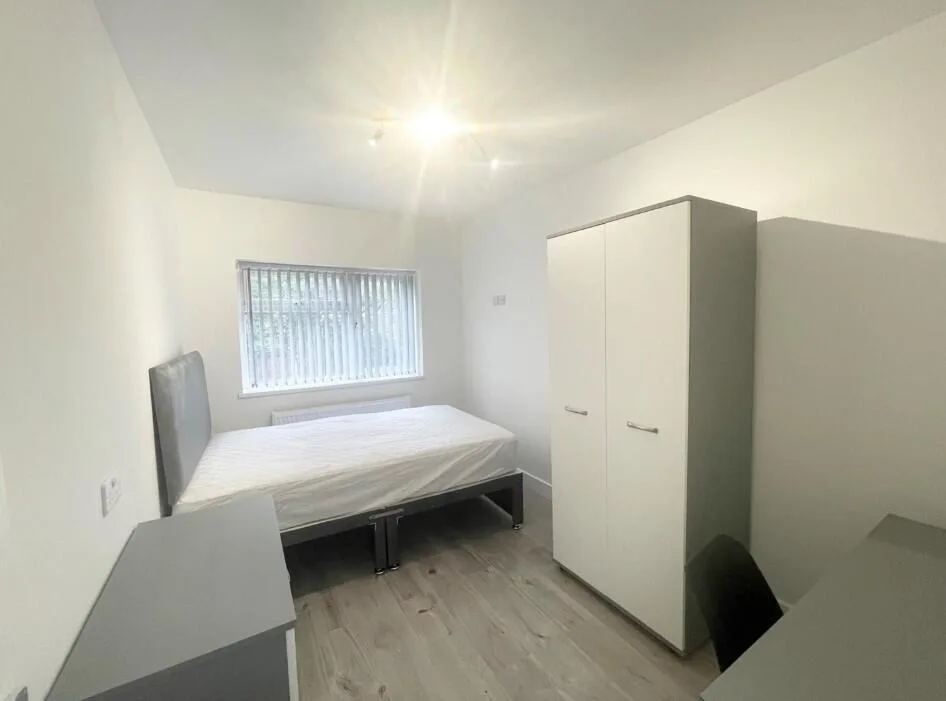 6 bedroom semi-detached house for rent