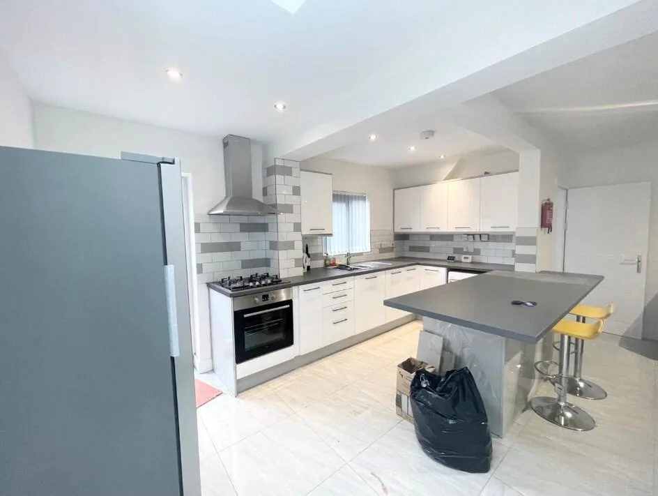 6 bedroom semi-detached house for rent