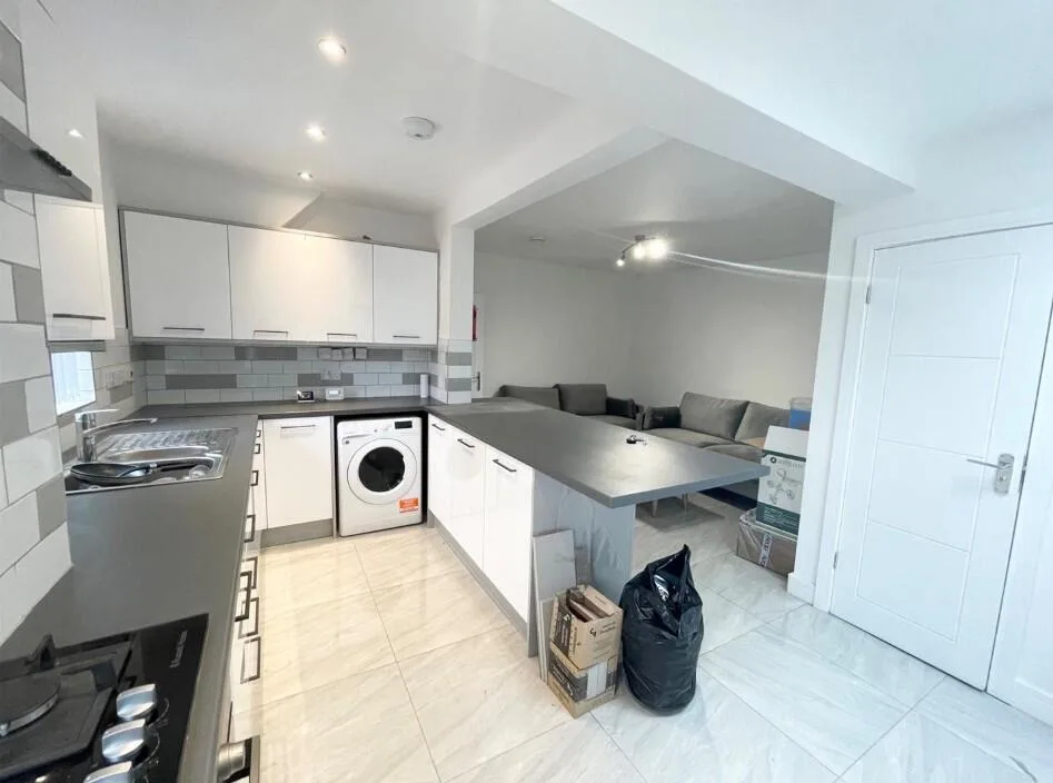 6 bedroom semi-detached house for rent