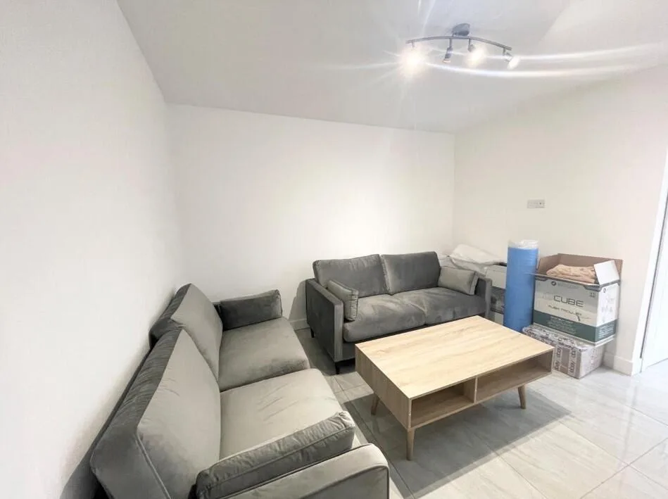 6 bedroom semi-detached house for rent