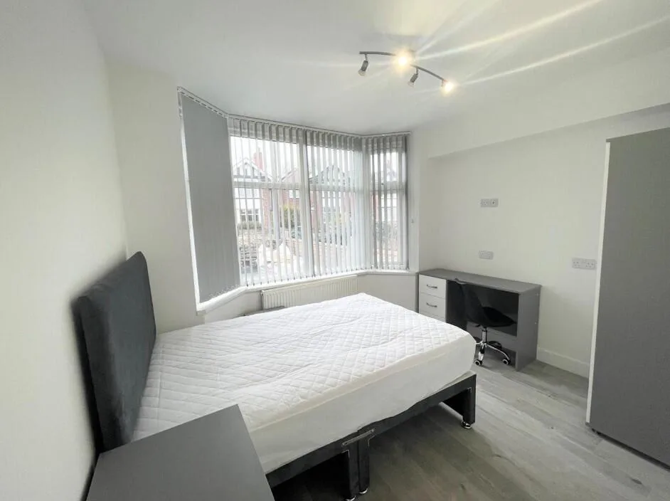 6 bedroom semi-detached house for rent