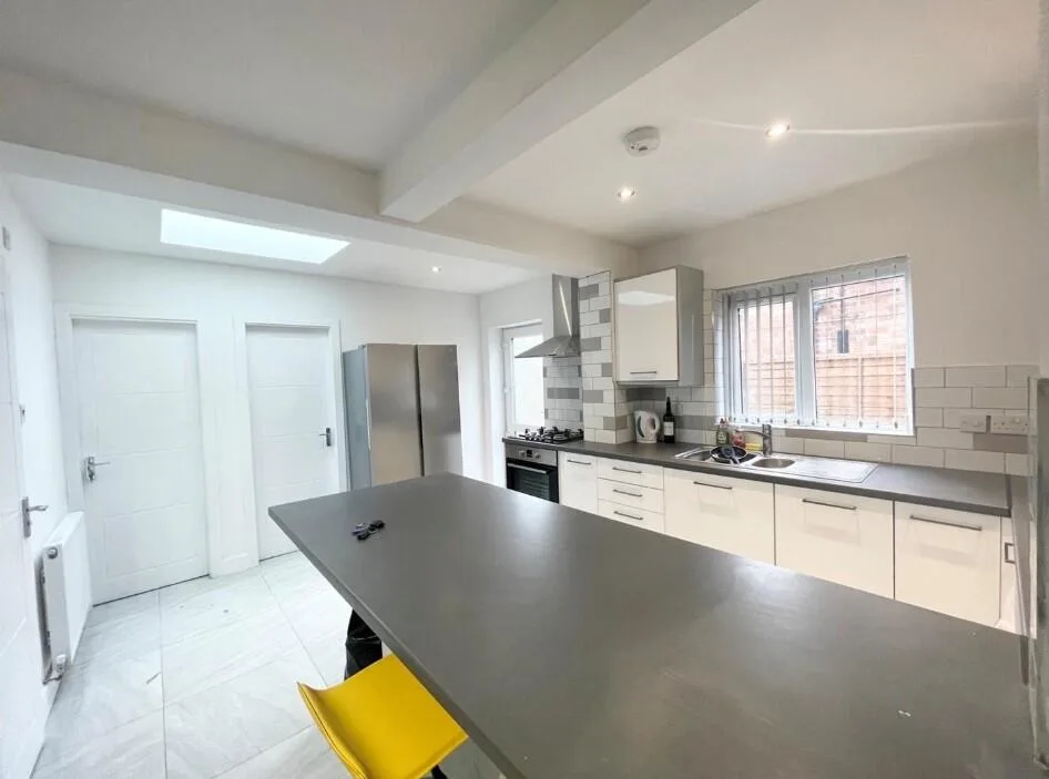 6 bedroom semi-detached house for rent