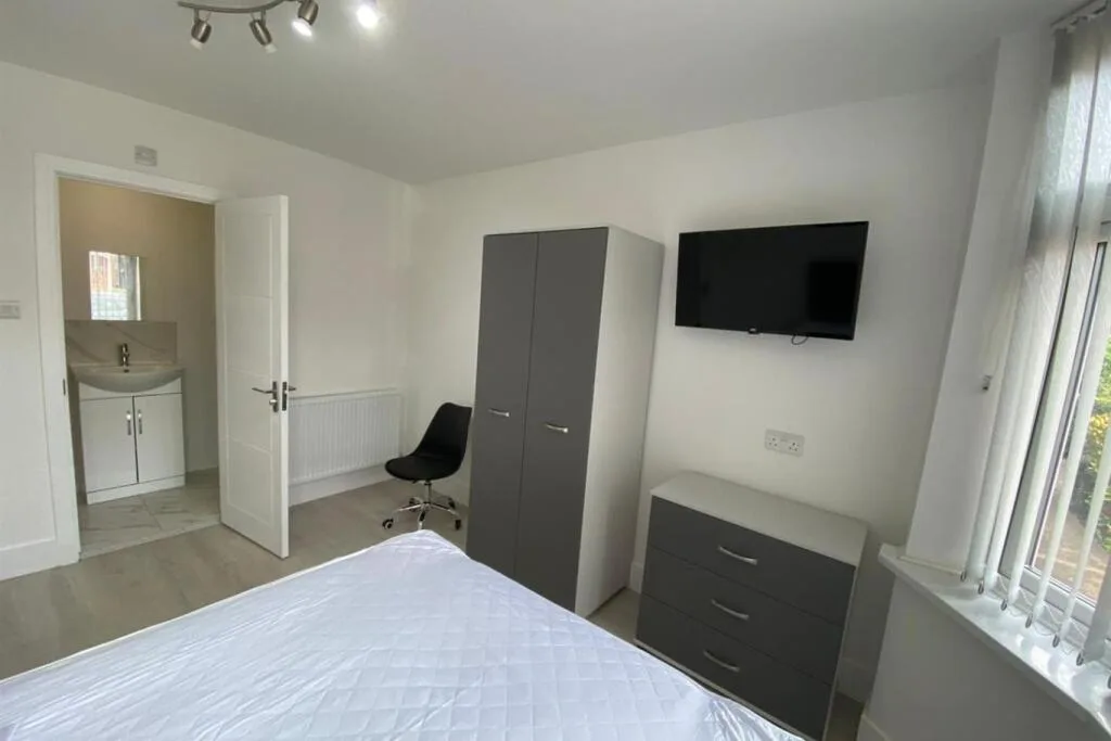 6 bedroom house for rent