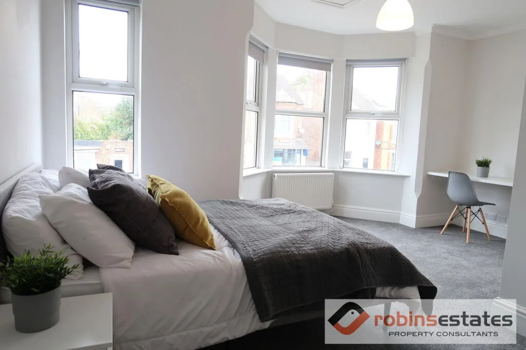 6 bedroom semi-detached house for rent