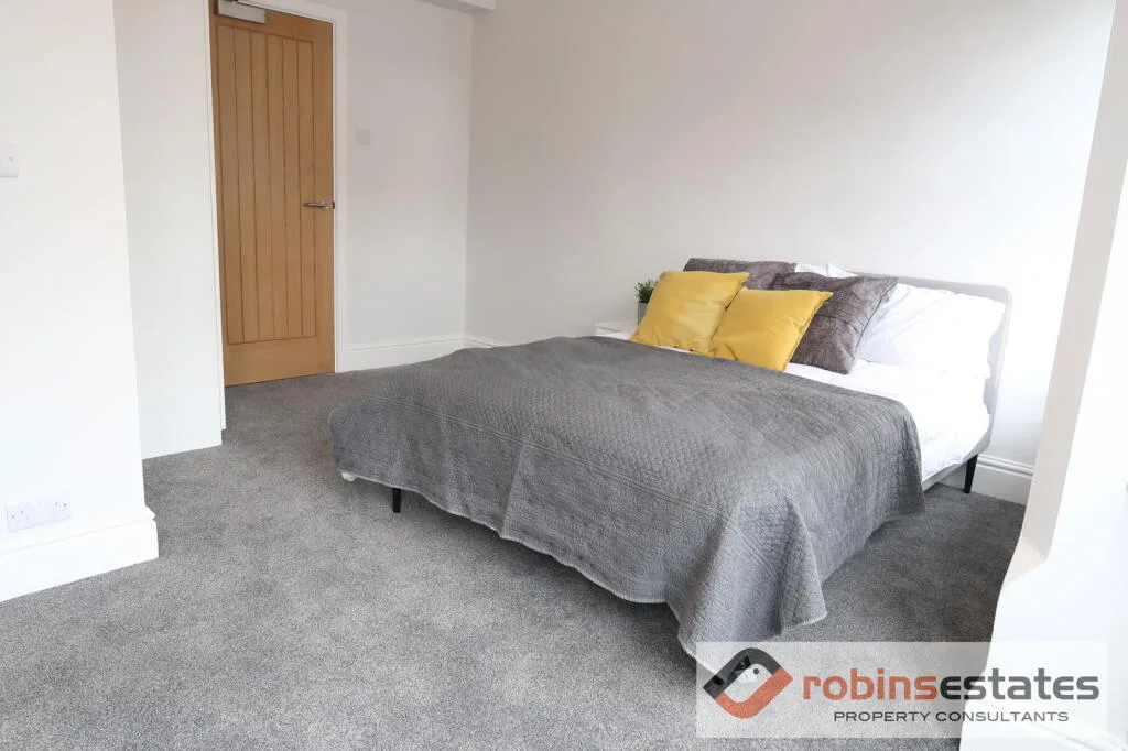 6 bedroom semi-detached house for rent