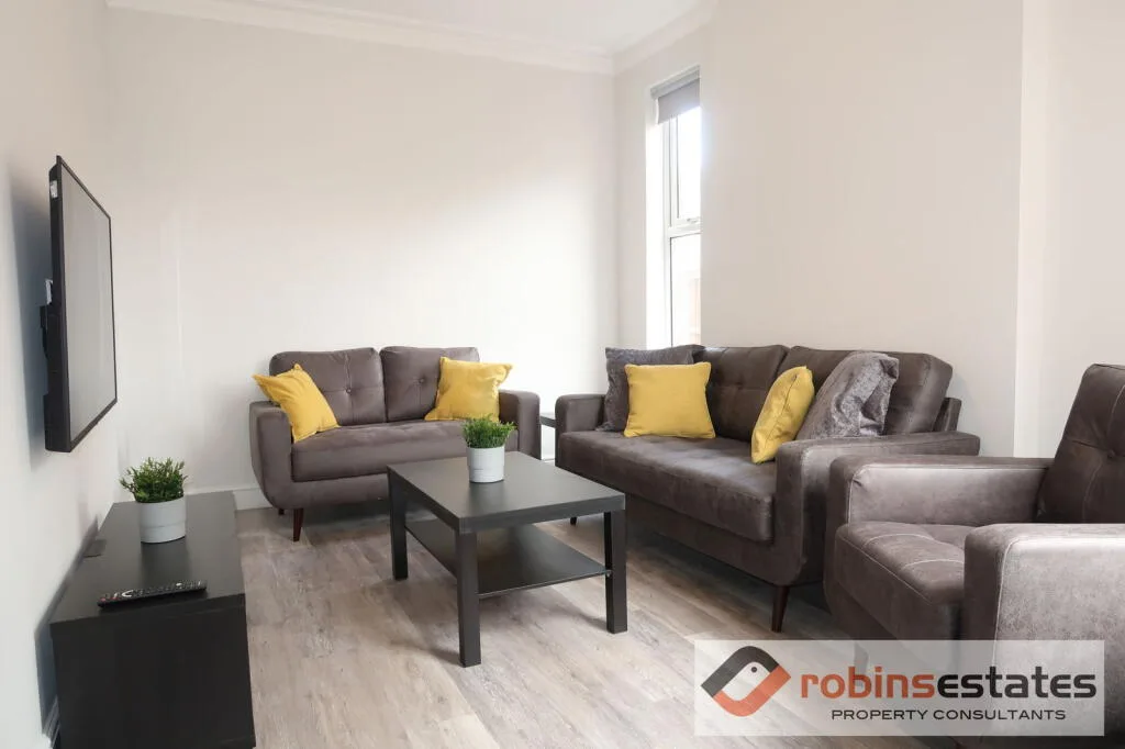 6 bedroom semi-detached house for rent