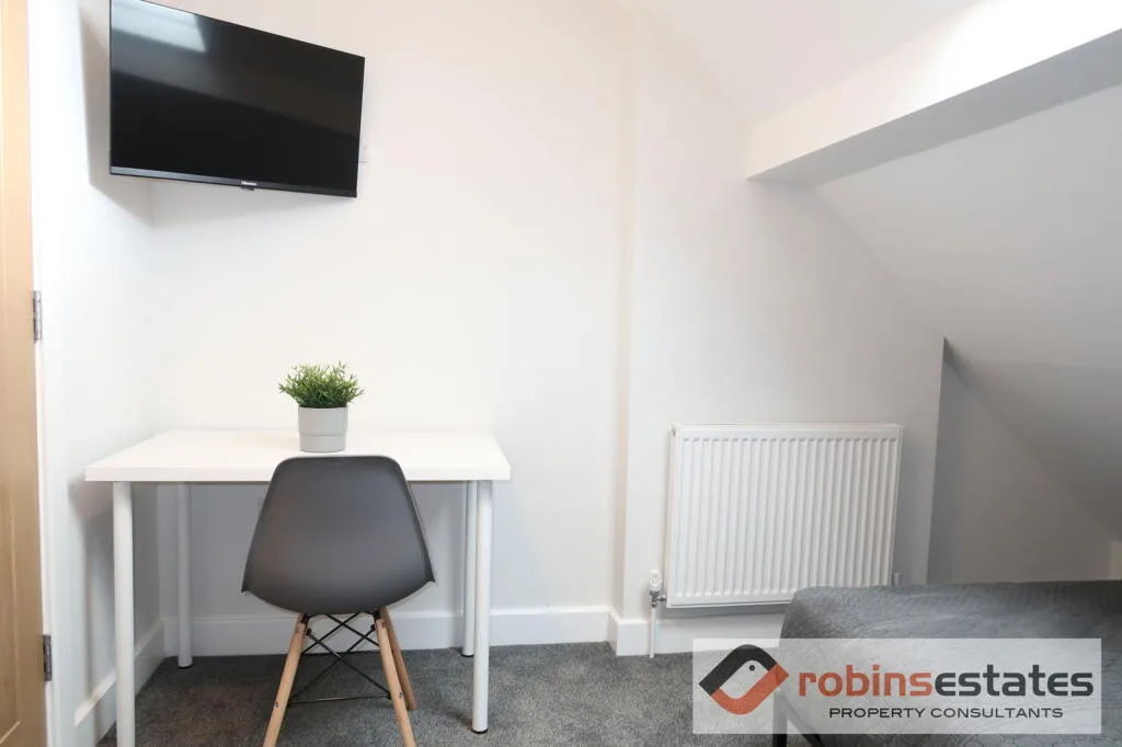 6 bedroom semi-detached house for rent
