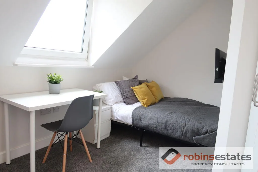 6 bedroom semi-detached house for rent