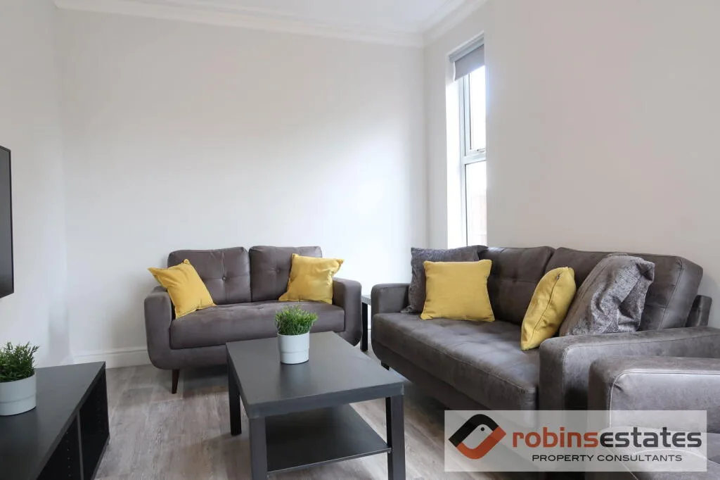 6 bedroom semi-detached house for rent
