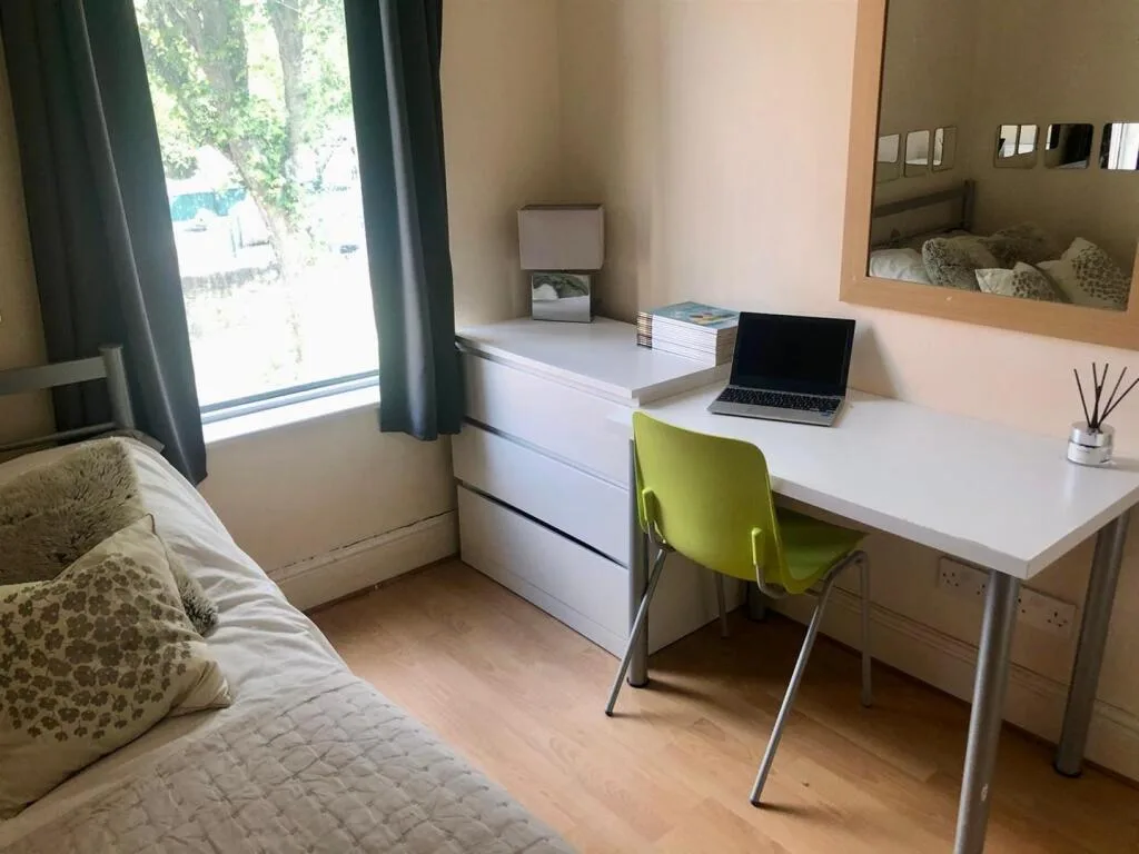 6 bedroom house for rent