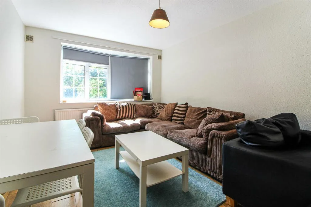 2 bedroom maisonette for rent