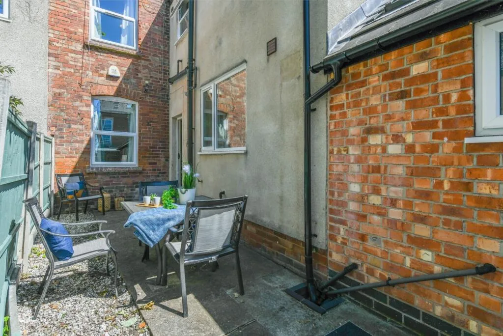 1 bedroom house share for rent