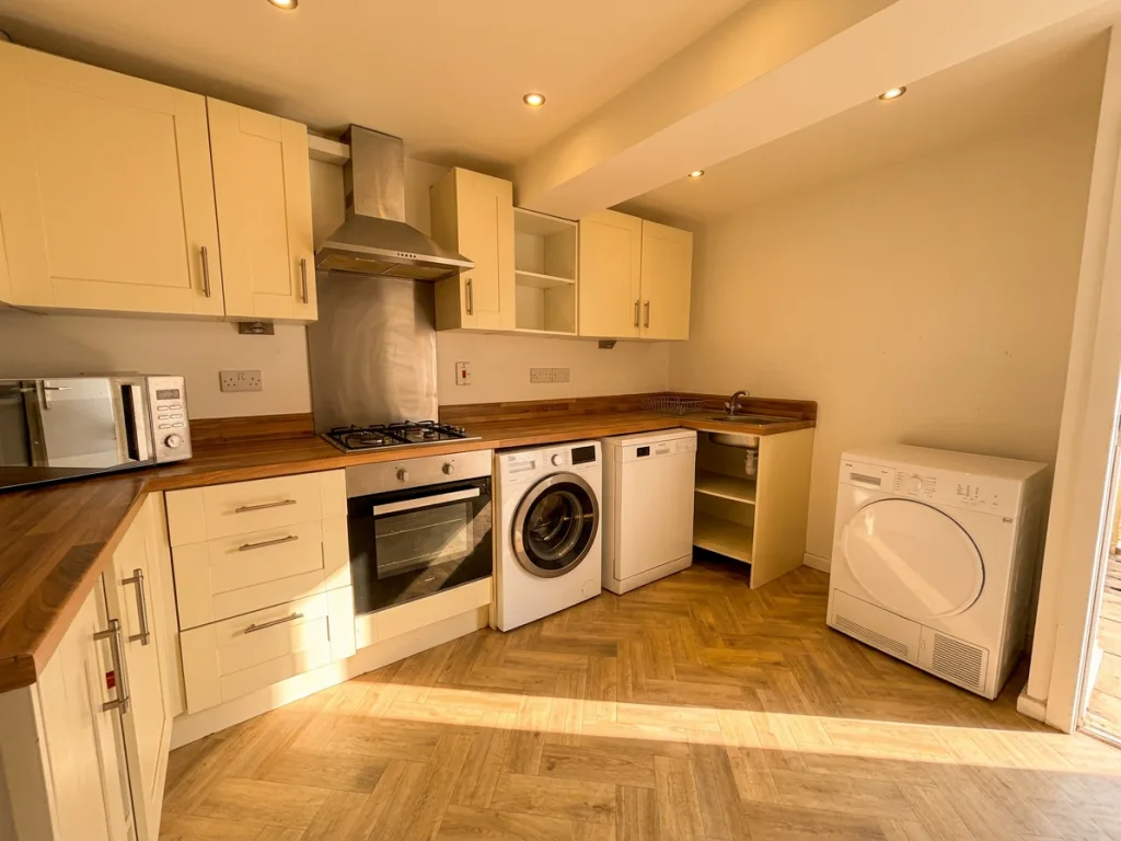 6 bedroom house for rent