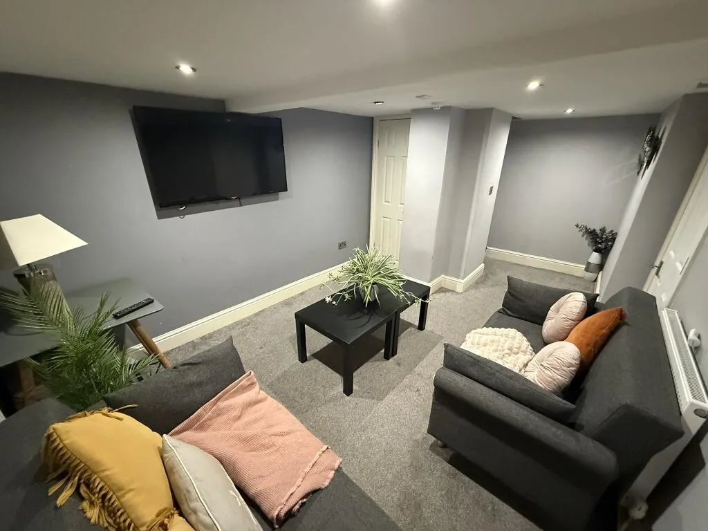 6 bedroom house for rent