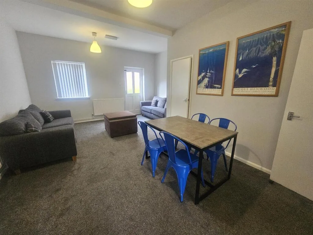 6 bedroom terraced house for rent