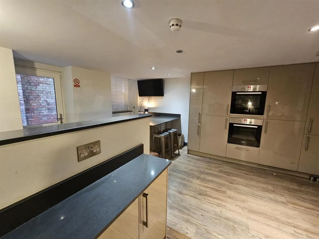 6 bedroom apartment for rent