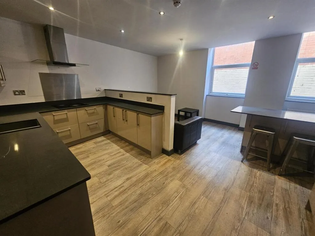 6 bedroom apartment for rent