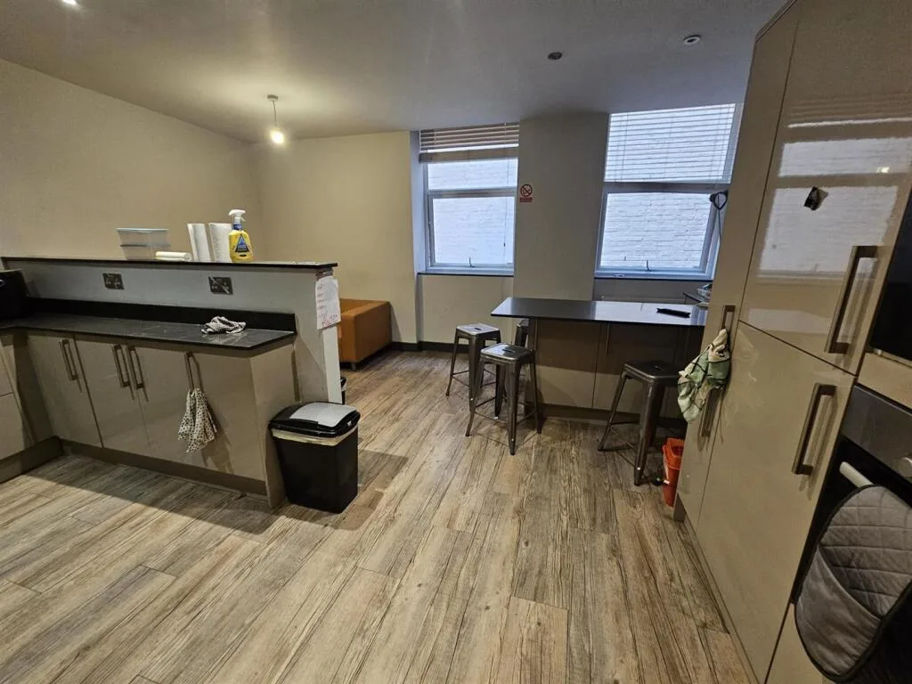 6 bedroom apartment for rent