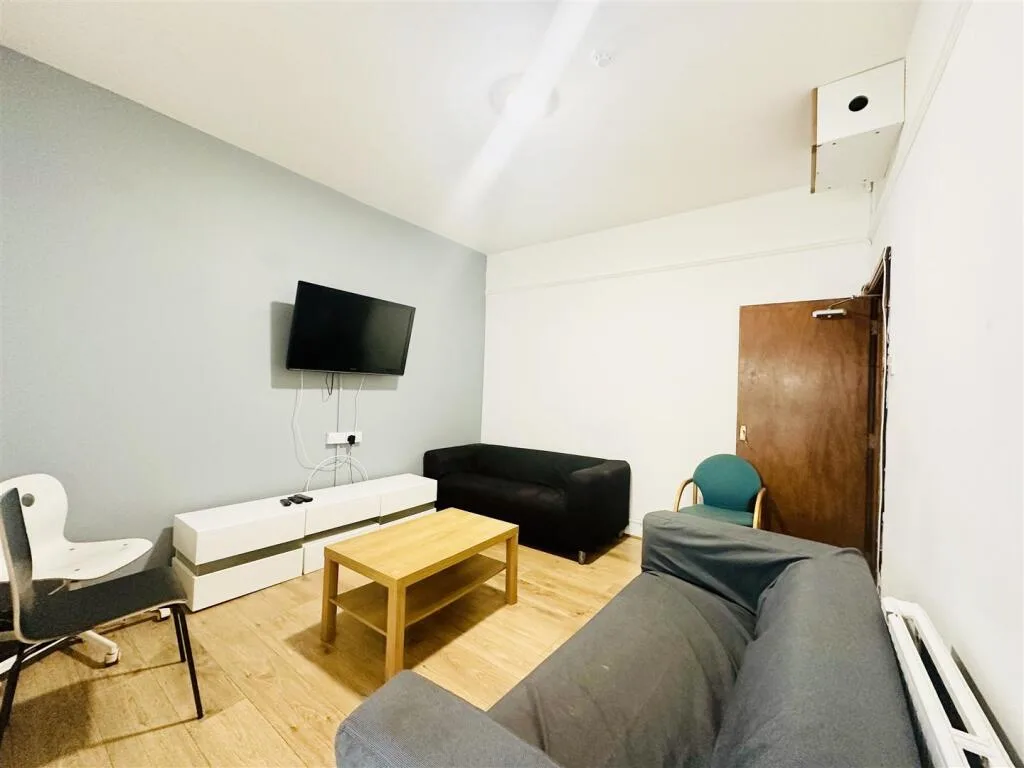 6 bedroom house for rent
