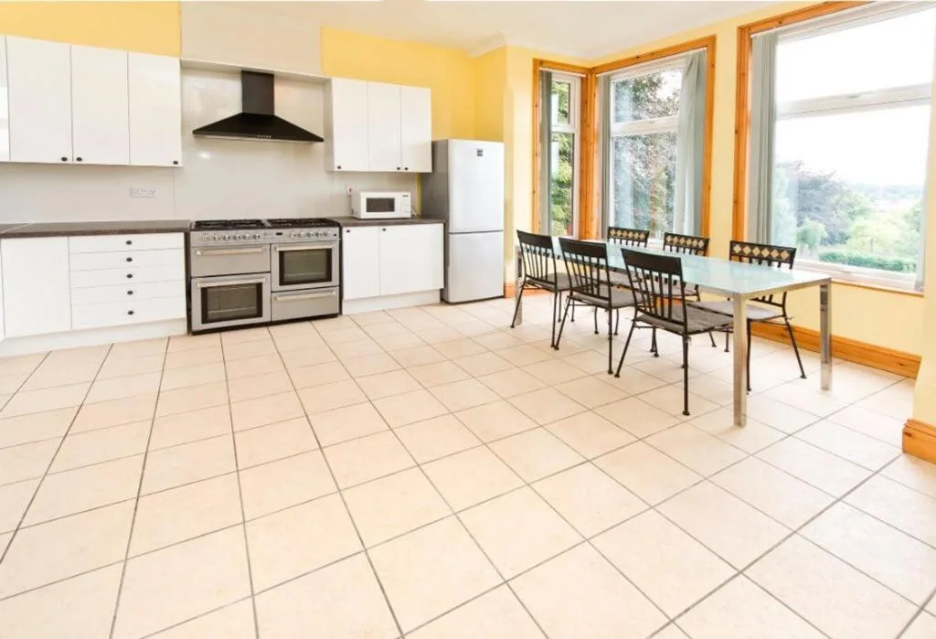 6 bedroom semi-detached house for rent