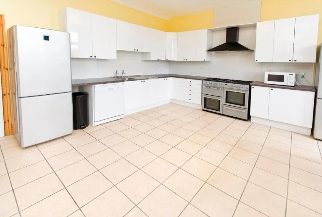 6 bedroom semi-detached house for rent