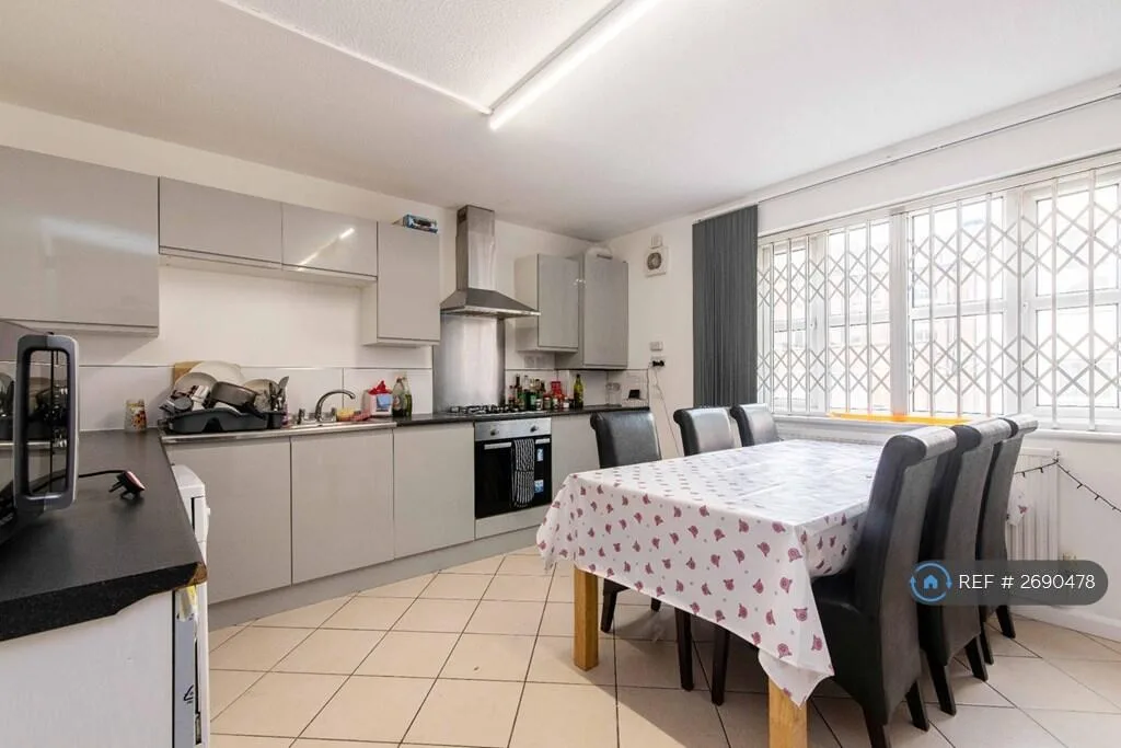 6 bedroom terraced house for rent
