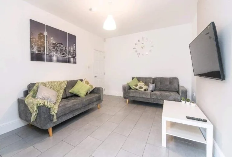 6 bedroom property for rent