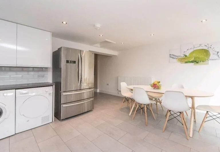 6 bedroom property for rent