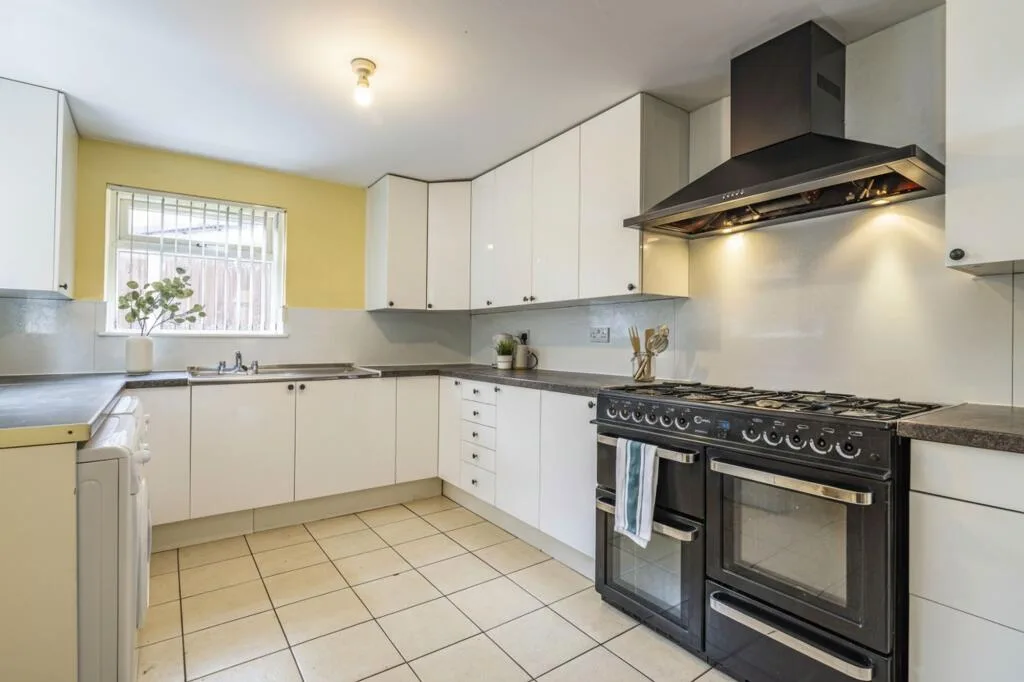 6 bedroom semi-detached house for rent