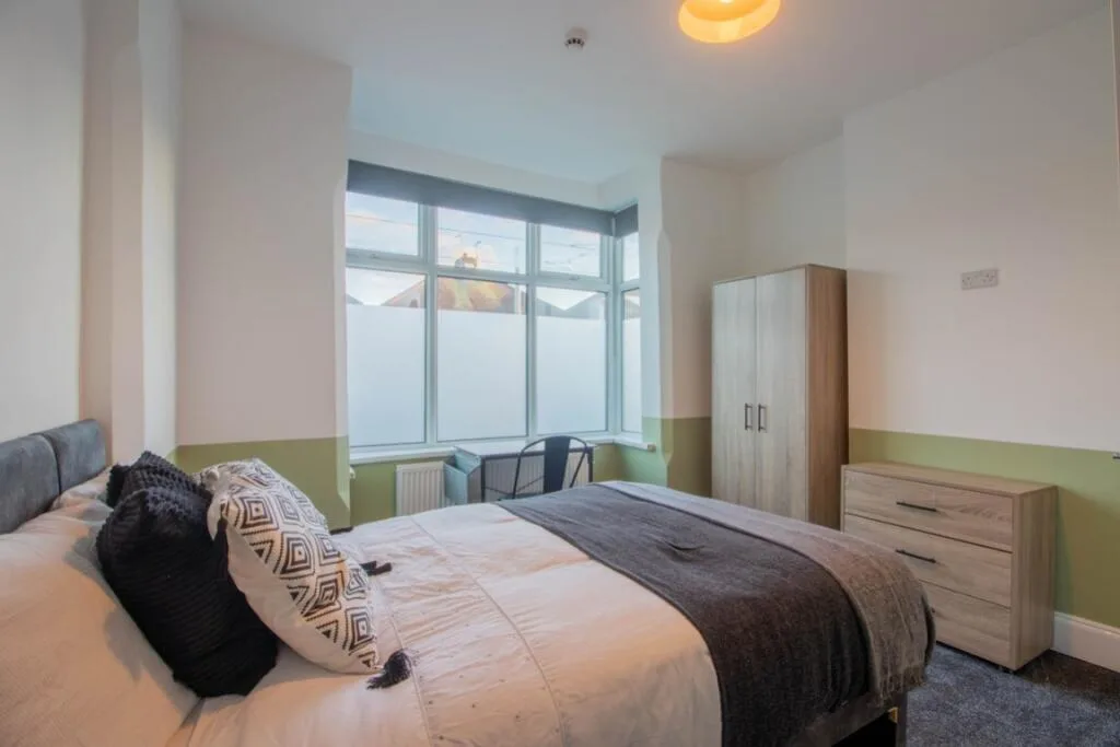 6 bedroom semi-detached house for rent