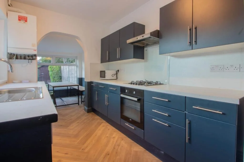 6 bedroom semi-detached house for rent