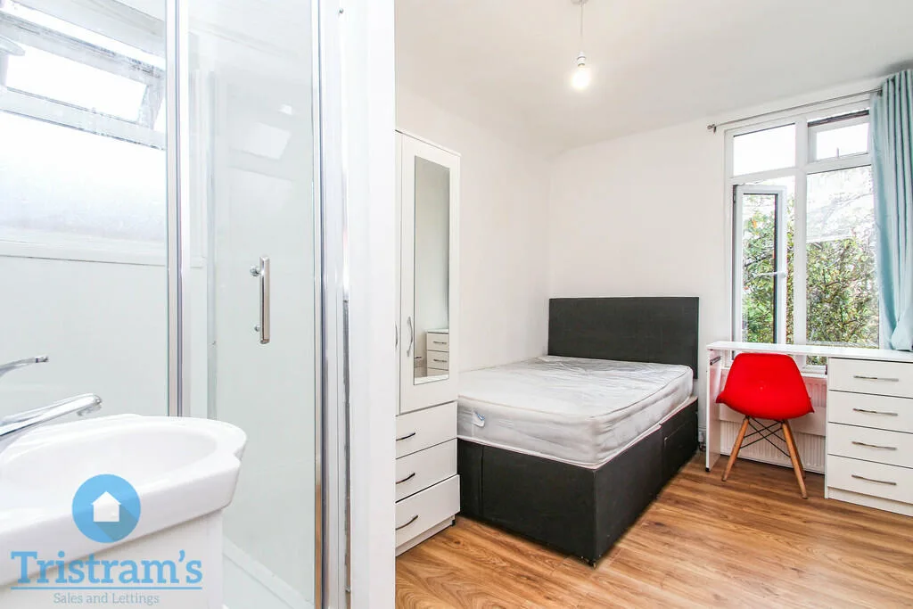 5 bedroom semi-detached house for rent