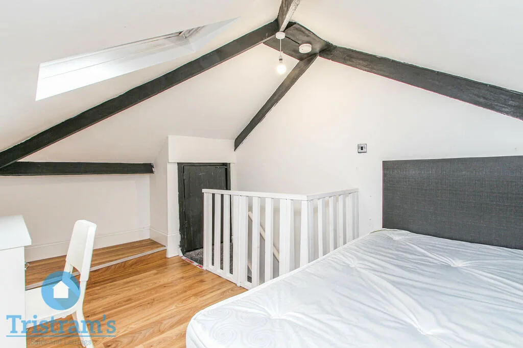 5 bedroom semi-detached house for rent