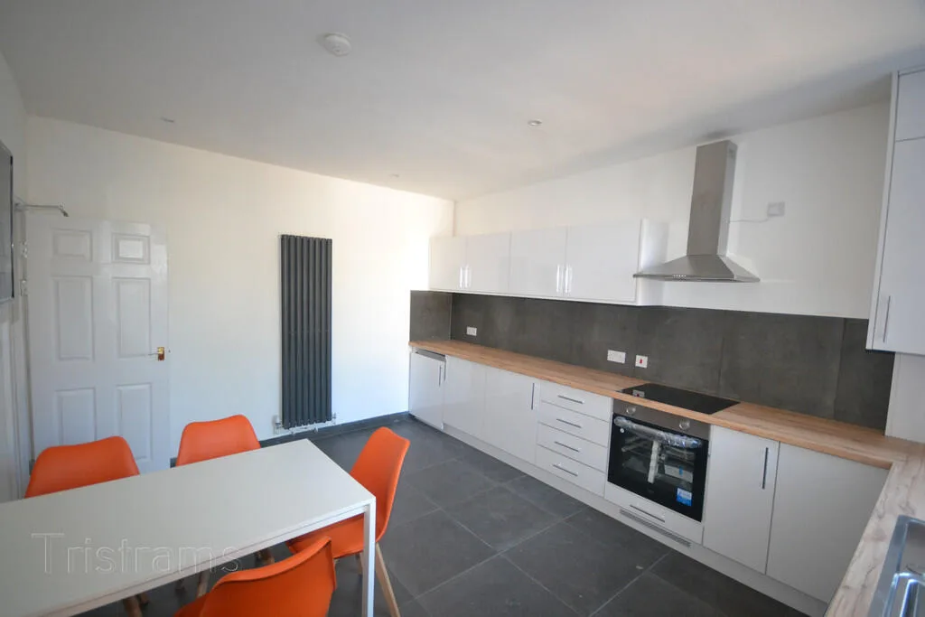 6 bedroom semi-detached house for rent