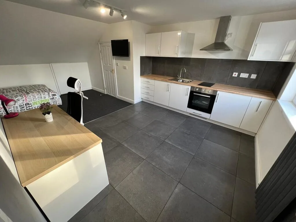 6 bedroom semi-detached house for rent