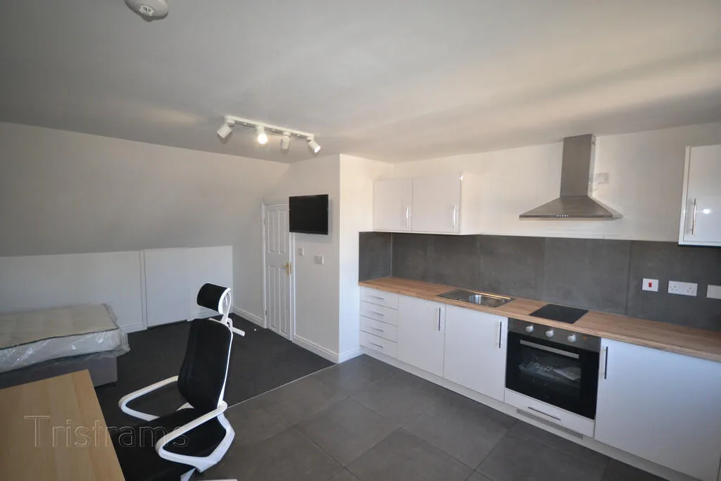 5 bedroom semi-detached house for rent