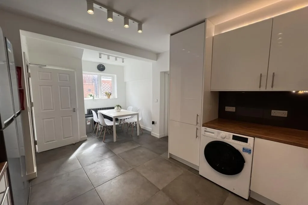 5 bedroom semi-detached house for rent