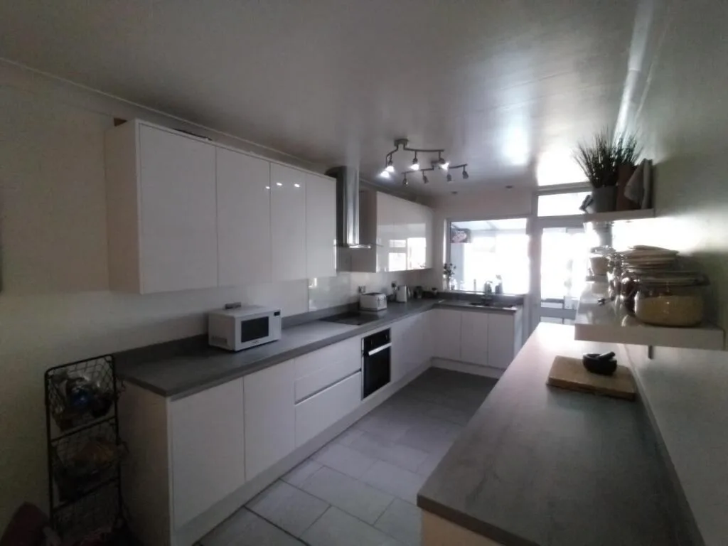 5 bedroom semi-detached house for rent
