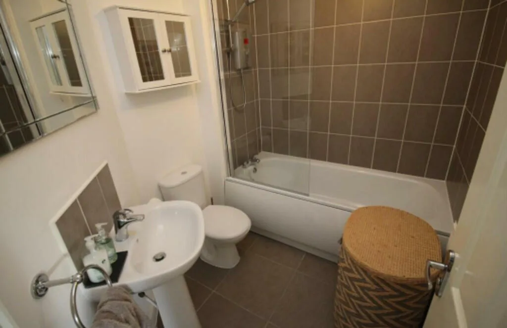 4 bedroom semi-detached house for rent