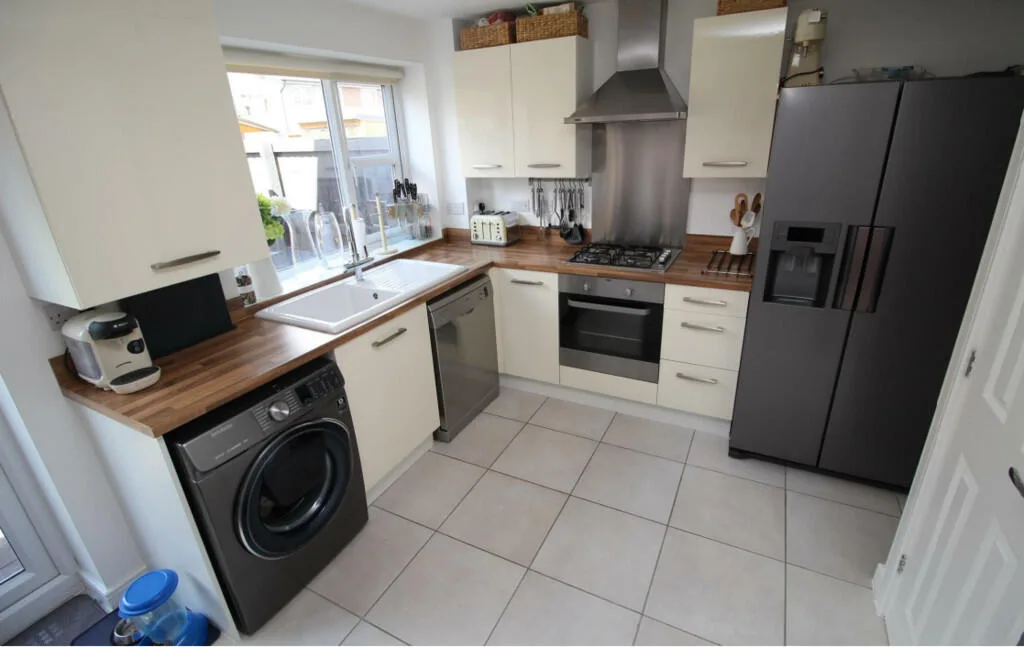 4 bedroom semi-detached house for rent
